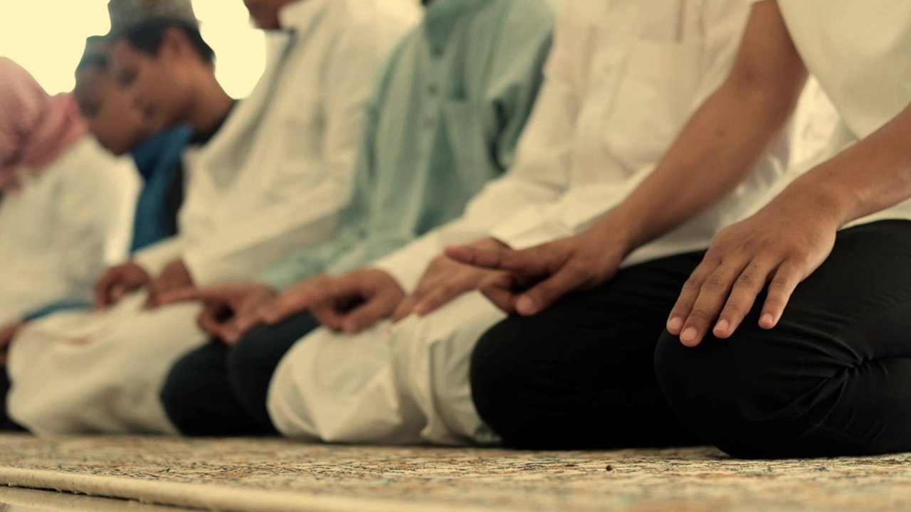 Dưới Trăng Lưỡi Liềm Dưới Trăng Lưỡi Liềm